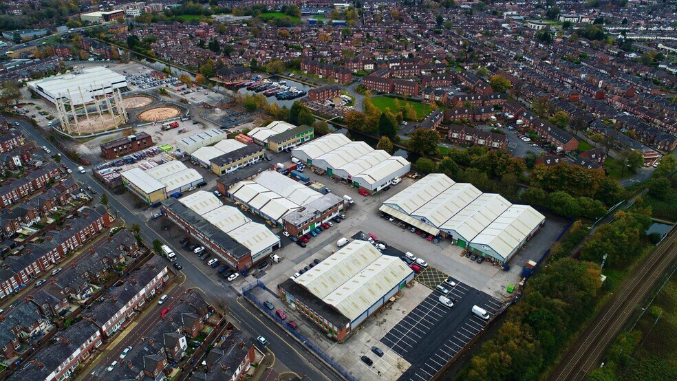Longford Trading Estate, Manchester à louer - Photo de l’immeuble – Image 1 sur 4