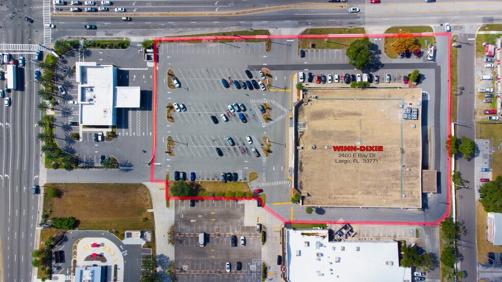 2460 E Bay Dr, Largo, FL à vendre - Photo de l’immeuble – Image 2 sur 21