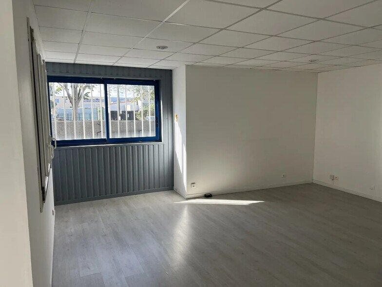 Local d’activités dans Pierrefitte-Sur-Seine à louer - Photo de l’immeuble – Image 2 sur 4
