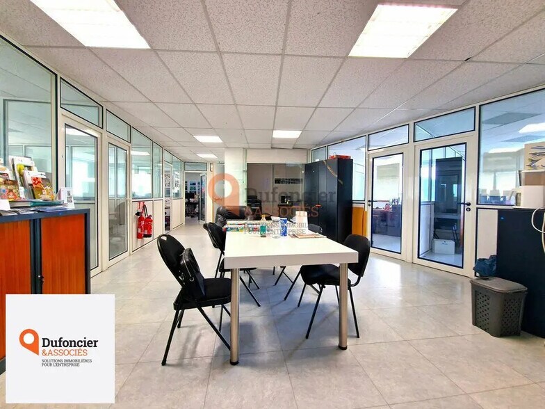 Bureau dans Chasseneuil-du-Poitou à vendre - Photo de l’immeuble – Image 2 sur 8