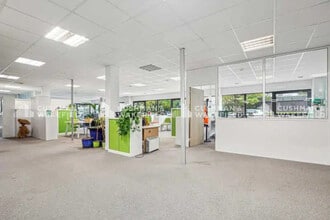 2 Avenue Des 3 Peuples, Montigny-le-Bretonneux à louer Photo de l’immeuble– Image 2 sur 6