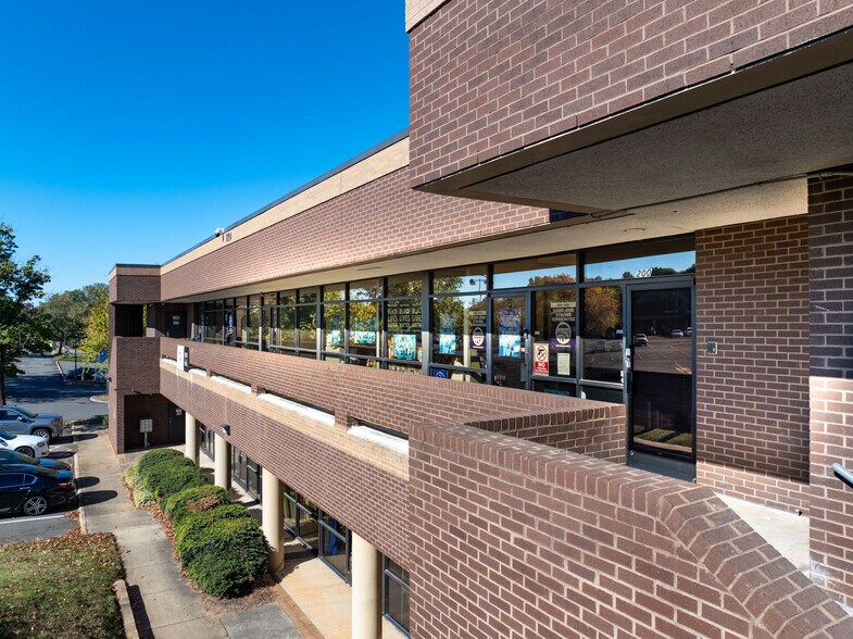 820 Tyvola Rd, Charlotte, NC à louer - Photo de l’immeuble – Image 2 sur 5