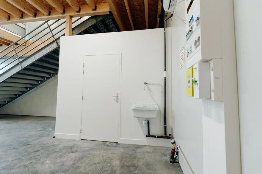 Local d’activités dans Arpajon à louer - Photo de l’immeuble – Image 3 sur 18