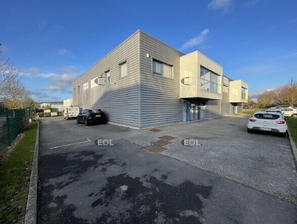 Local d'activités dans Aubergenville à vendre - Photo de l’immeuble – Image 3 sur 8