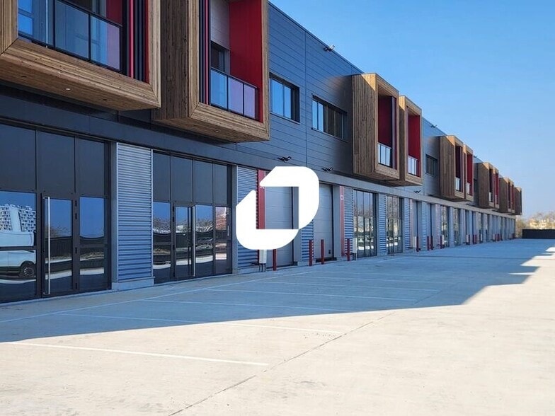 Local d’activités dans Bobigny à louer - Photo de l’immeuble – Image 3 sur 8