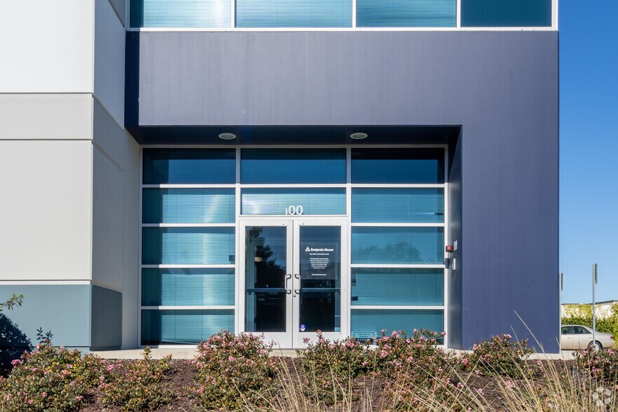 8350 Pardee Dr, Oakland, CA à louer - Photo de l’immeuble – Image 3 sur 6