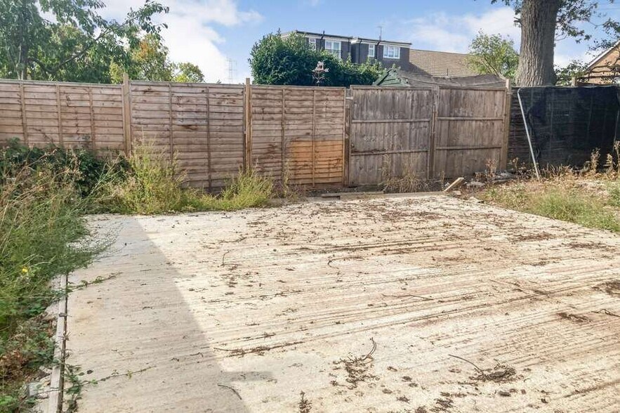 32 Queens Gdns, Upminster à vendre - Photo de l’immeuble – Image 3 sur 6