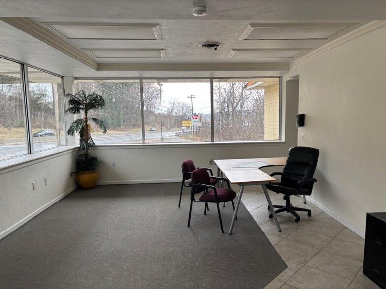 4988 Route 30, Greensburg, PA à louer - Photo de l’immeuble – Image 2 sur 8