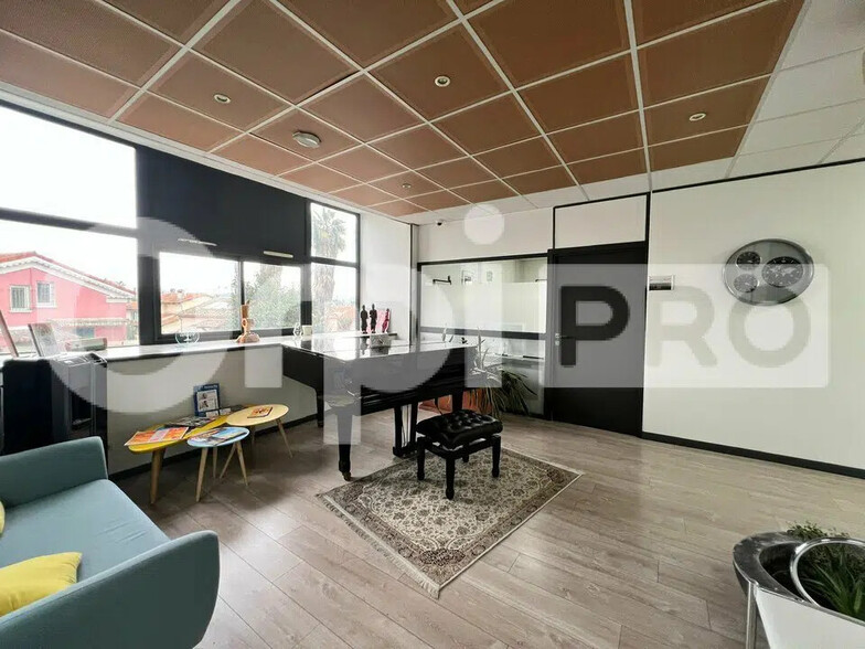 Bureau dans Mandelieu-la-Napoule à louer - Photo de l’immeuble – Image 3 sur 4