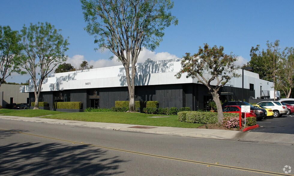 14171 Chambers Rd, Tustin, CA à vendre - Photo de l’immeuble – Image 3 sur 4