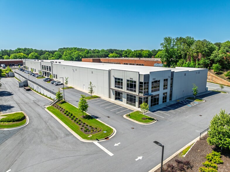 1760 Corporate Dr, Norcross, GA à louer - Photo de l’immeuble – Image 1 sur 9