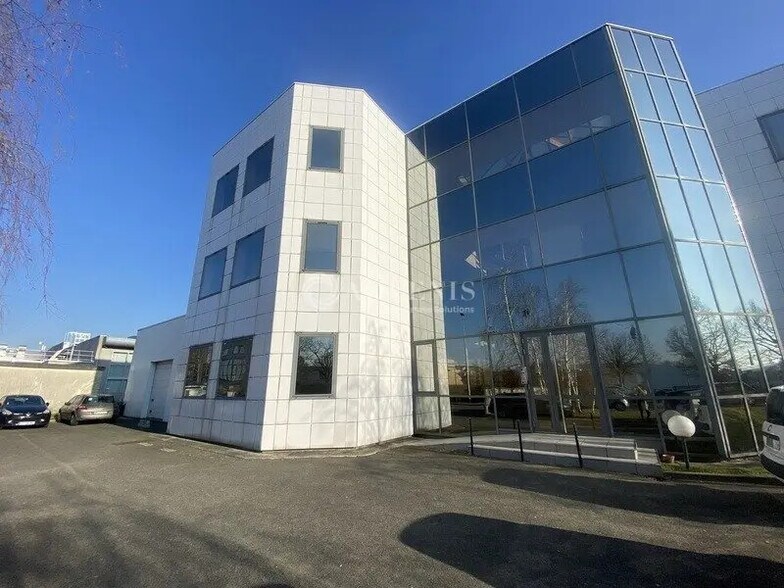 Bureau dans Poissy à louer - Photo de l’immeuble – Image 1 sur 12