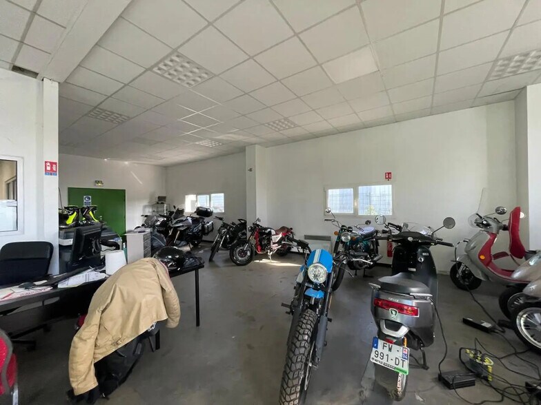 Local d’activités dans Linas à louer - Photo de l’immeuble – Image 3 sur 15