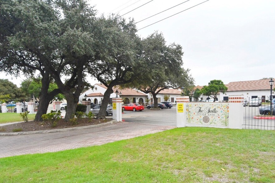 8237 Fredericksburg Rd, San Antonio, TX à louer - Photo de l’immeuble – Image 2 sur 5