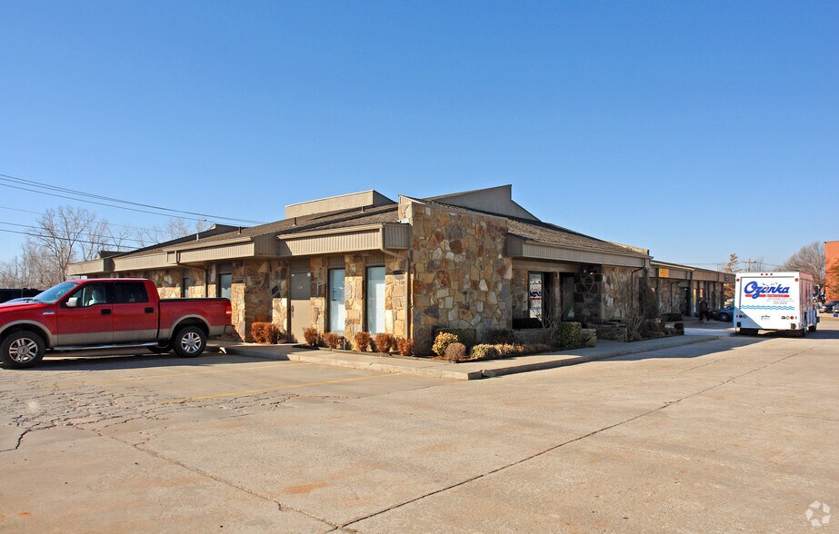 5500 NW Expressway St, Oklahoma City, OK à louer - Photo de l’immeuble – Image 2 sur 2