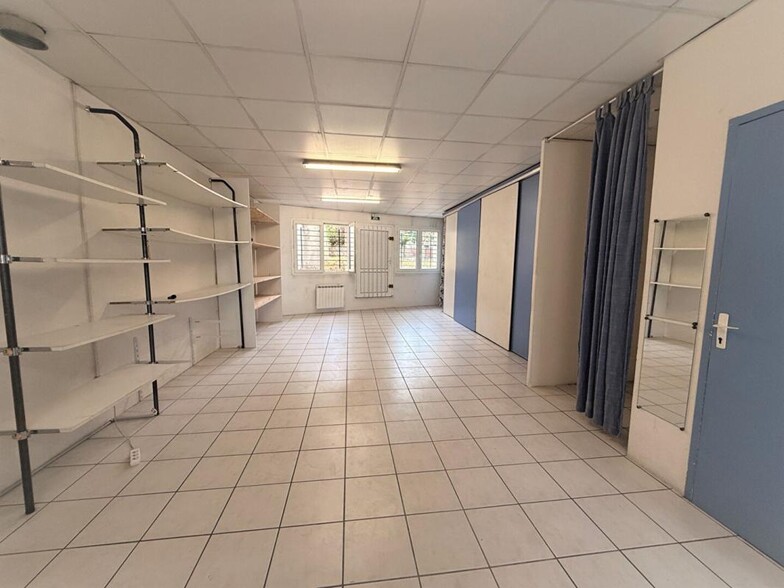 Local commercial dans Besancon à vendre - Photo de l’immeuble – Image 2 sur 4