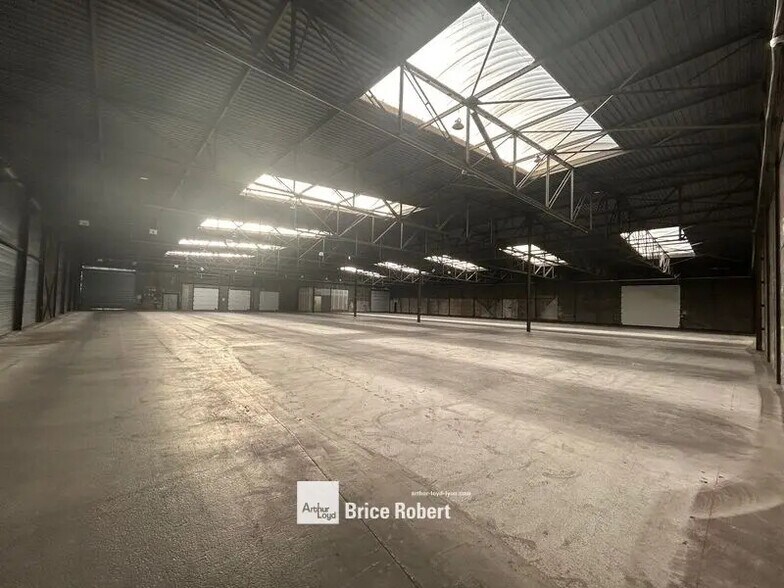 Local d’activités dans Vénissieux à louer - Photo de l’immeuble – Image 3 sur 6