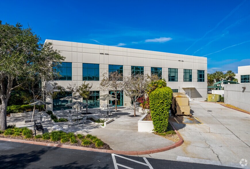 100 Fountain Pky, Saint Petersburg, FL à louer - Photo de l’immeuble – Image 2 sur 5