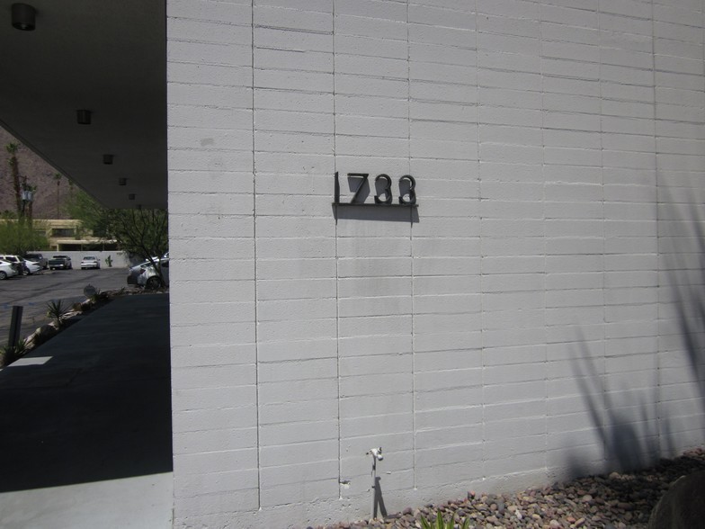 1733 N Palm Canyon Dr, Palm Springs, CA à vendre - Photo de l’immeuble – Image 1 sur 35