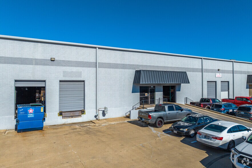 1410-1416 Dunn Dr, Carrollton, TX à louer - Photo de l’immeuble – Image 2 sur 4