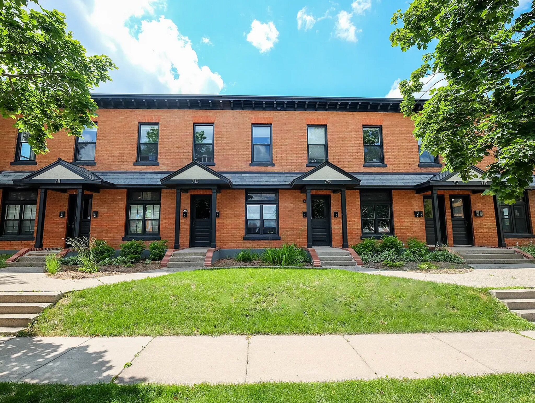 711 Glendale St, Saint Paul, MN à vendre Photo de l’immeuble– Image 1 sur 25