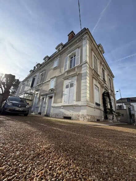 Bureau dans Chartres à louer - Photo de l’immeuble – Image 1 sur 17