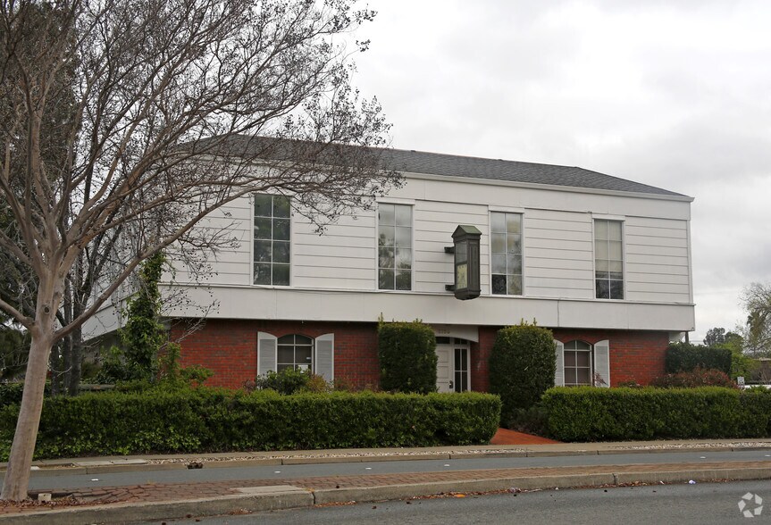 3135 Clayton Rd, Concord, CA à louer - Photo de l’immeuble – Image 2 sur 11