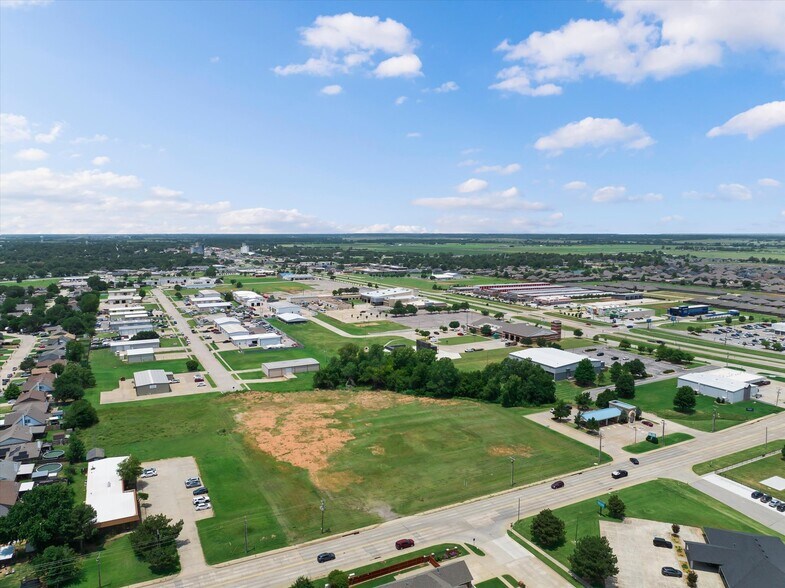 301 S Yukon Pky, Yukon, OK à vendre - Photo de l’immeuble – Image 1 sur 32