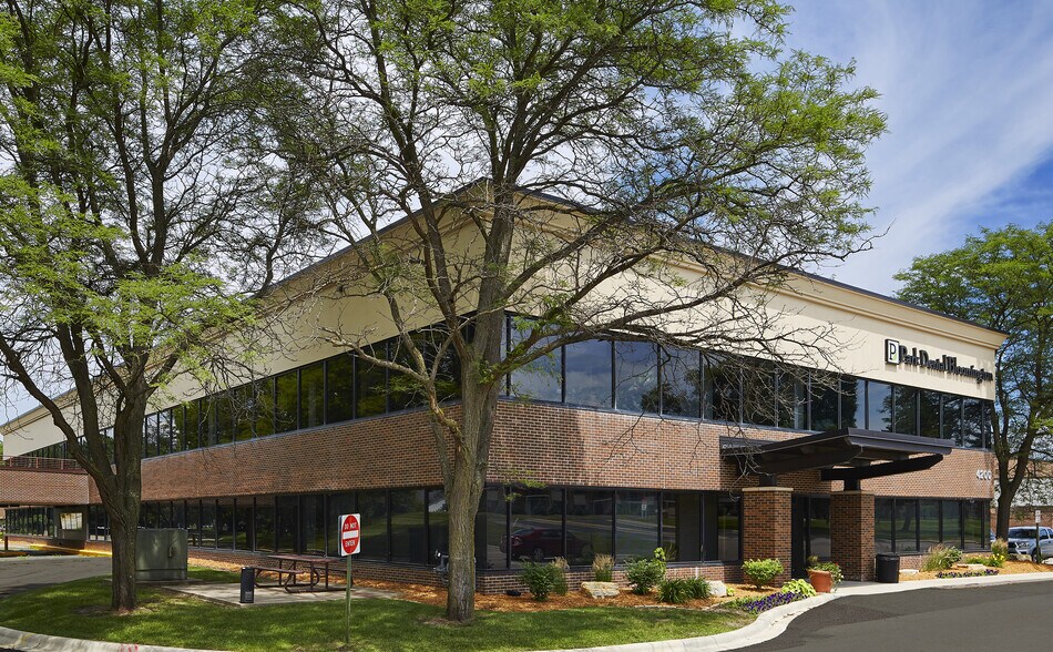 4200 W Old Shakopee Rd, Bloomington, MN à louer - Photo de l’immeuble – Image 3 sur 7