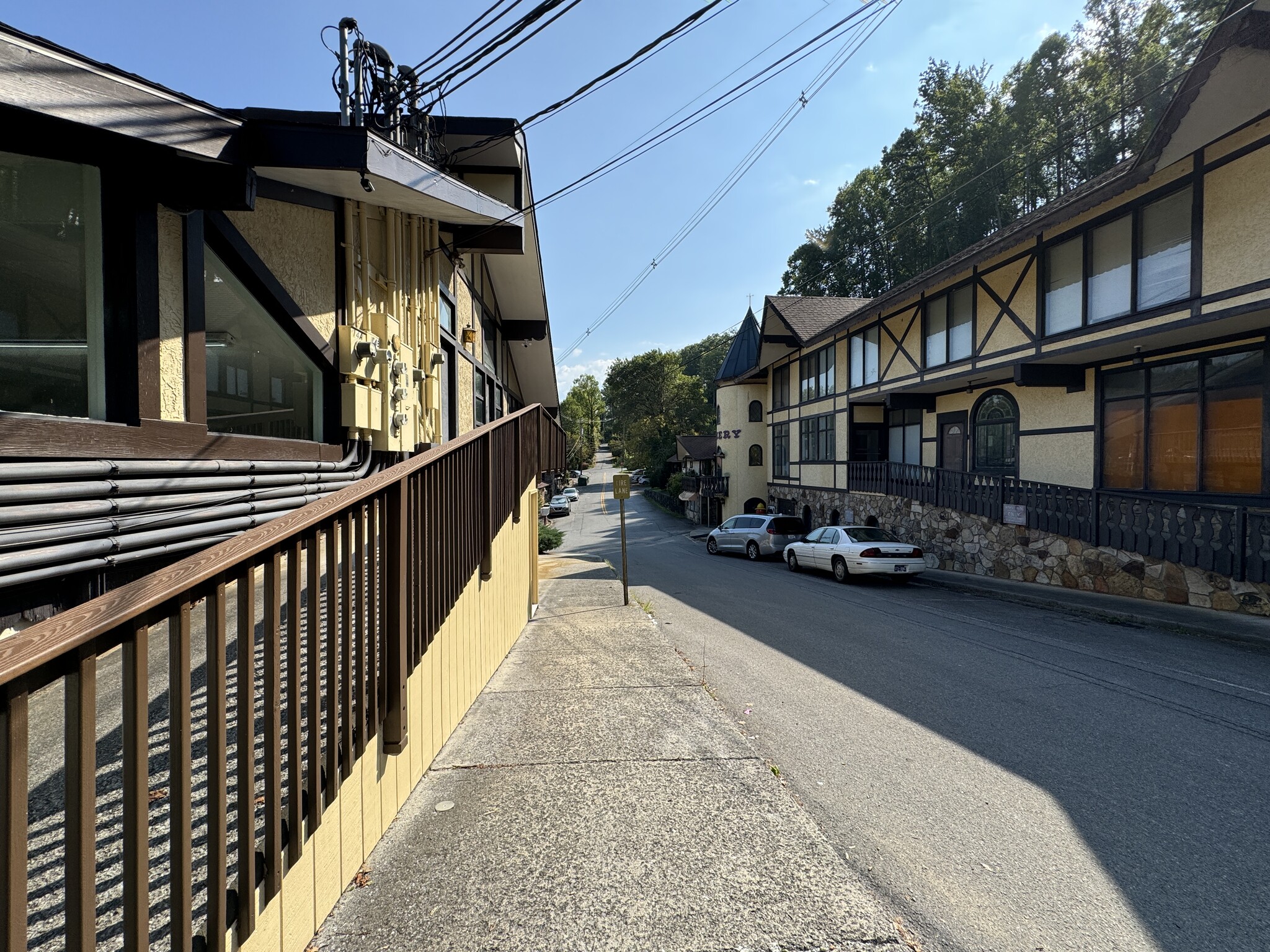 446 E Parkway, Gatlinburg, TN à louer Photo de l’immeuble– Image 1 sur 2