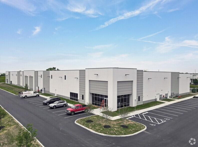 2243 Southtech Dr, Greenwood, IN à louer - Photo principale – Image 1 sur 2