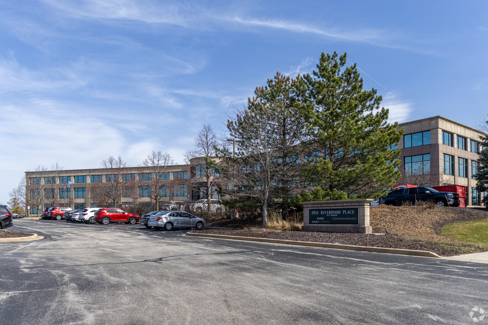 N17W24222 Riverwood Dr, Waukesha, WI à louer Photo principale– Image 1 sur 6