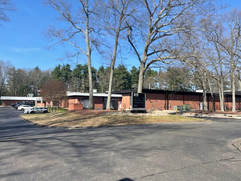 50 Tower Ln, Avon, CT à louer - Photo de l’immeuble – Image 2 sur 18