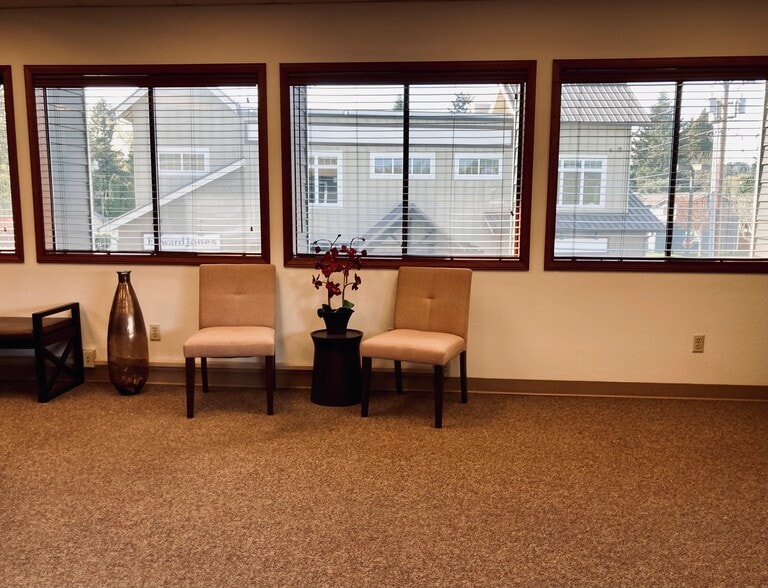 614 Harrison St, Sumner, WA à louer - Photo de l’immeuble – Image 2 sur 7
