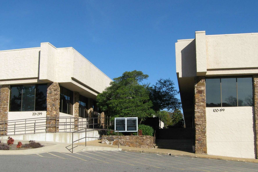 1100 N University Ave, Little Rock, AR à louer - Photo de l’immeuble – Image 1 sur 4