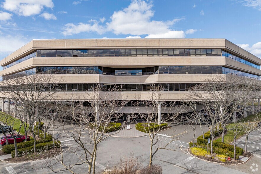 80 E State Rt 4, Paramus, NJ à louer - Photo de l’immeuble – Image 1 sur 3
