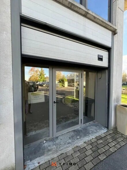 Local d’activités dans Poissy à louer - Photo de l’immeuble – Image 1 sur 7