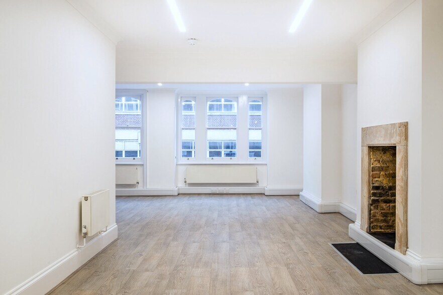 26 Eastcastle St, Londres à louer - Photo de l’immeuble – Image 3 sur 8