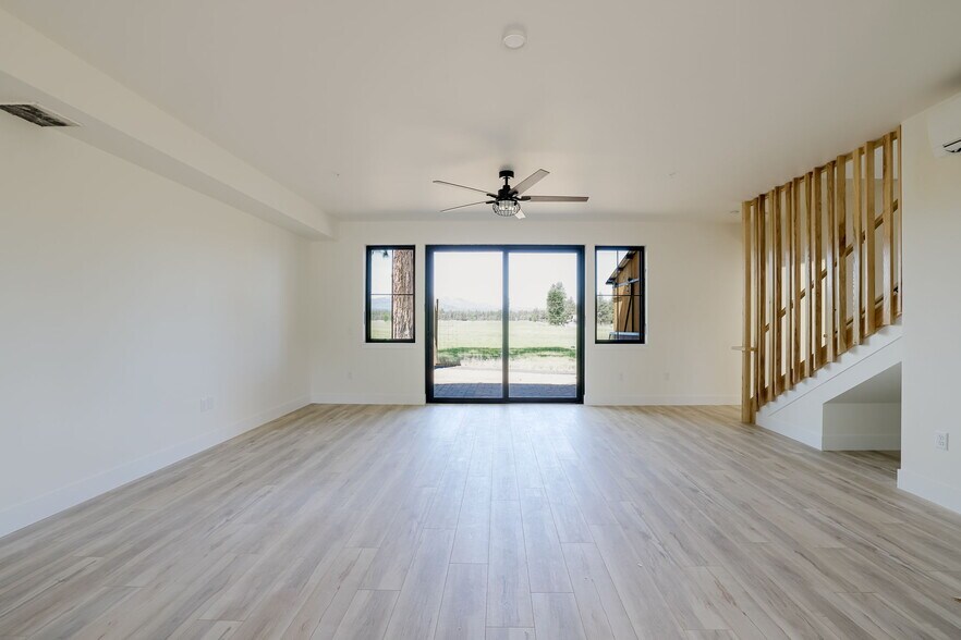 781 W Hood Ave, Sisters, OR à louer - Photo de l’immeuble – Image 3 sur 20