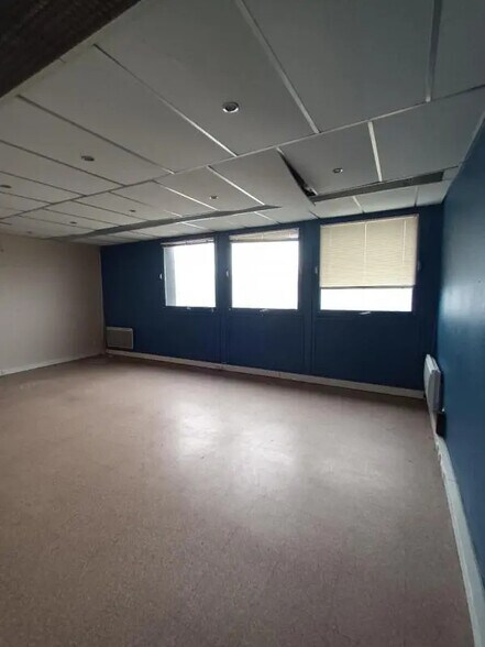 Bureau dans Port-Jérôme-sur-Seine à vendre - Photo de l’immeuble – Image 3 sur 8