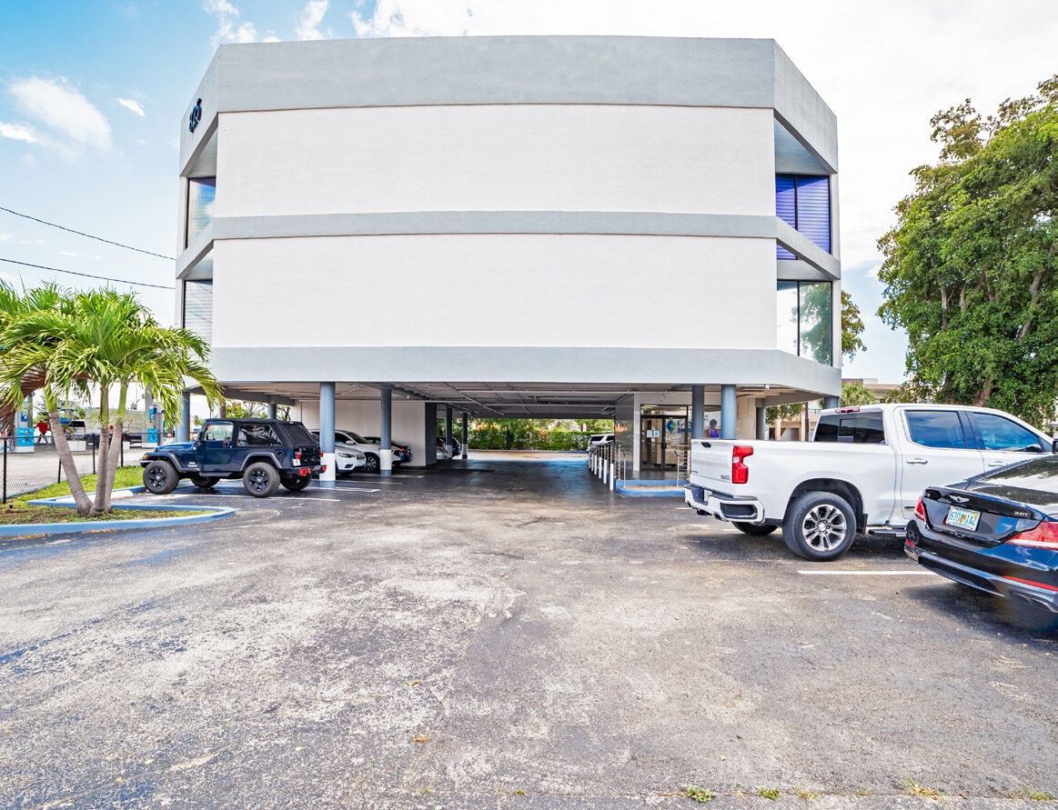 825 SW 87th Ave, Miami, FL à louer Photo de l’immeuble– Image 1 sur 12
