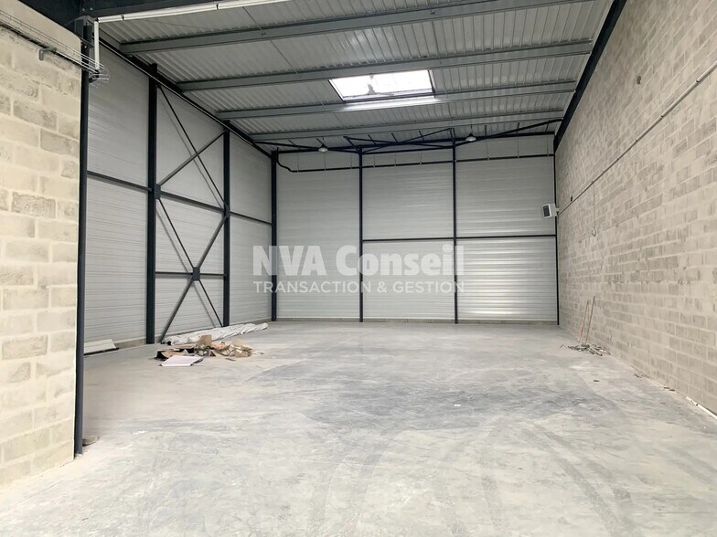Local d'activités dans Marines à vendre - Photo de l’immeuble – Image 1 sur 8