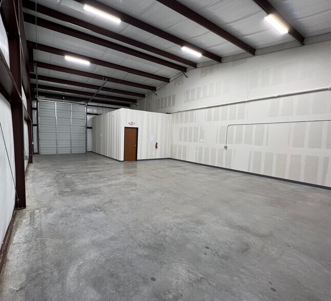 15060 US Highway 380 W, Krum, TX à vendre - Photo intérieure – Image 2 sur 8