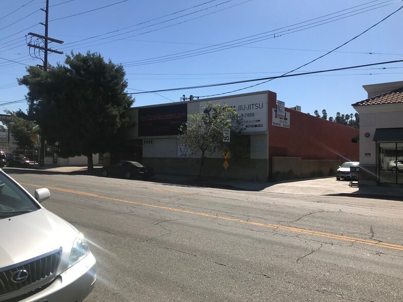 4440 York Blvd, Los Angeles, CA à louer - Photo de l’immeuble – Image 3 sur 11