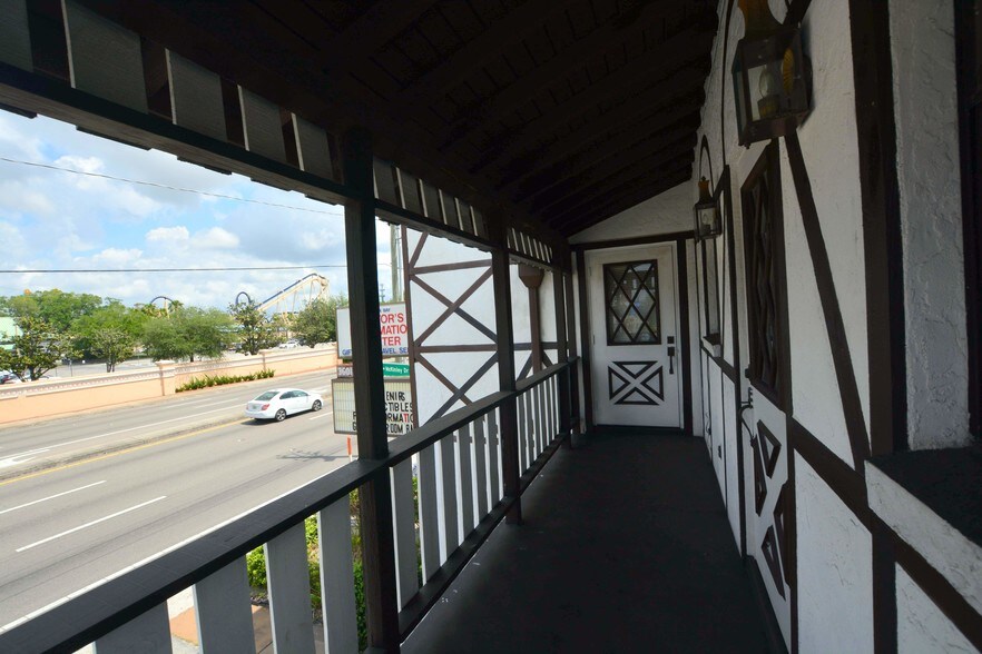 3601 E Busch Blvd, Tampa, FL à louer - Photo de l’immeuble – Image 3 sur 25