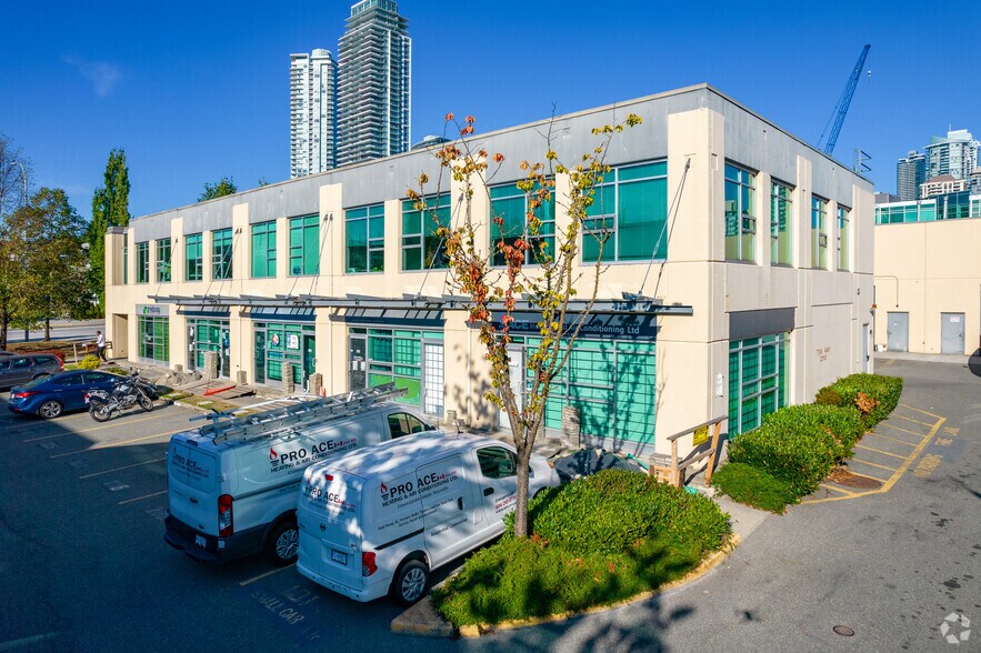 3993 Henning Dr, Burnaby, BC à louer - Photo principale – Image 1 sur 8