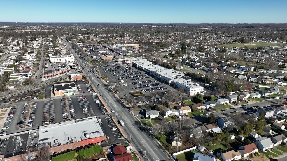 401-419 S Oyster Bay Rd, Plainview, NY à louer - Vidéo sur l’annonce professionnelle – Image 3 sur 30