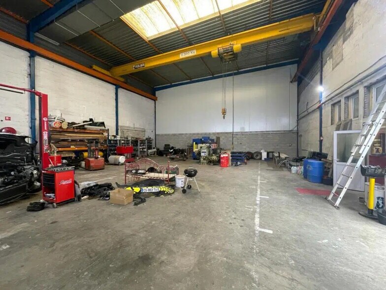 Local d'activités dans Marines à vendre - Photo de l’immeuble – Image 1 sur 8