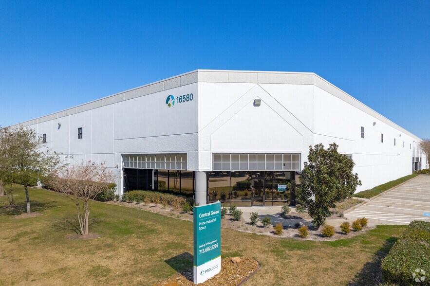 16580 Air Center Blvd, Houston, TX à louer - Photo de l’immeuble – Image 1 sur 6