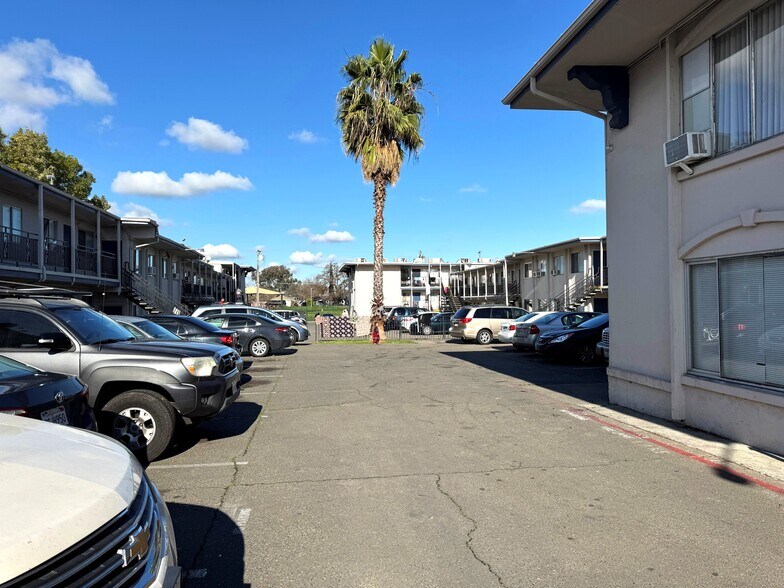 695 Plaza Ave, Sacramento, CA à vendre - Photo de l’immeuble – Image 3 sur 10
